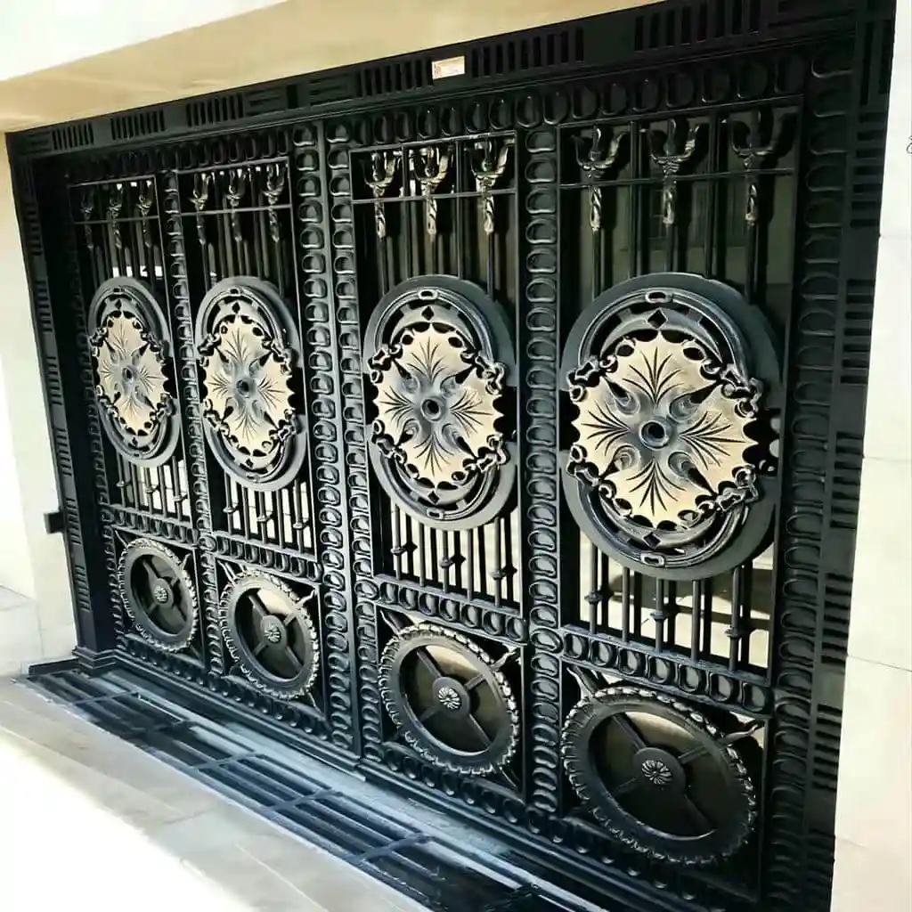 فروش درب حیاط ساختمان لوکس با جزئیات فرفورژه