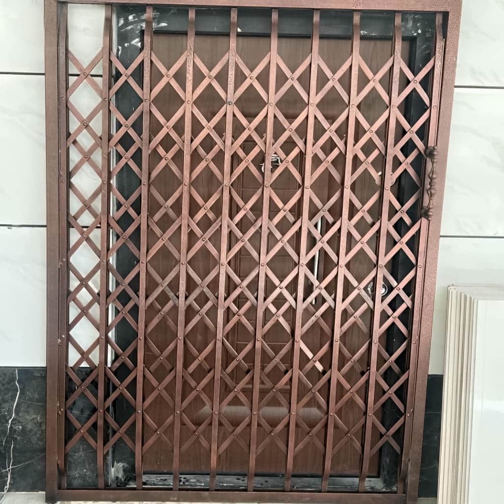 نصب درب آکاردئونی حفاظ فلزی تمام گل در پردیس