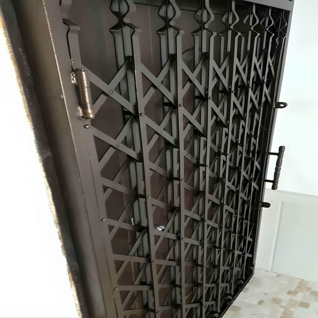 نصب درب آکاردئونی حفاظ فلزی تمام گل در ملارد