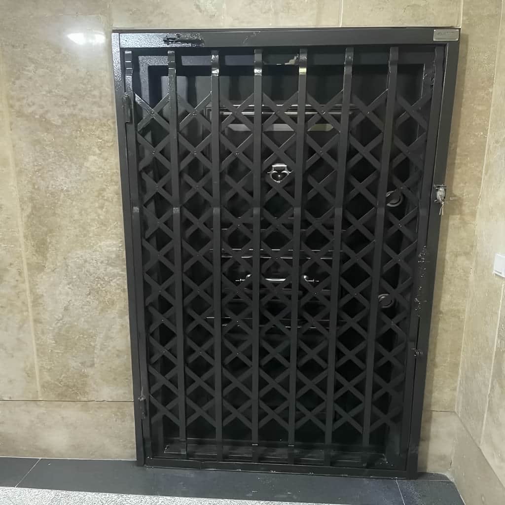 نصب درب آکاردئونی حفاظ فلزی تمام گل در سیرجان