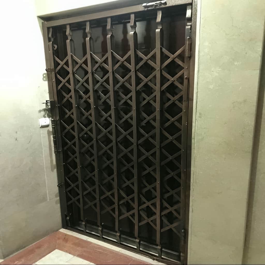 نصب درب آکاردئونی حفاظ فلزی تمام گل در لواسان