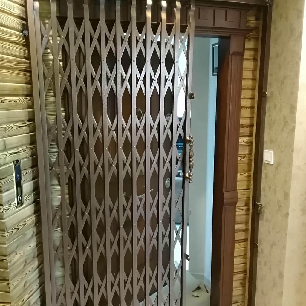 درب آکاردئونی فلزی مدل پنج گل با پوشش فشرده تر