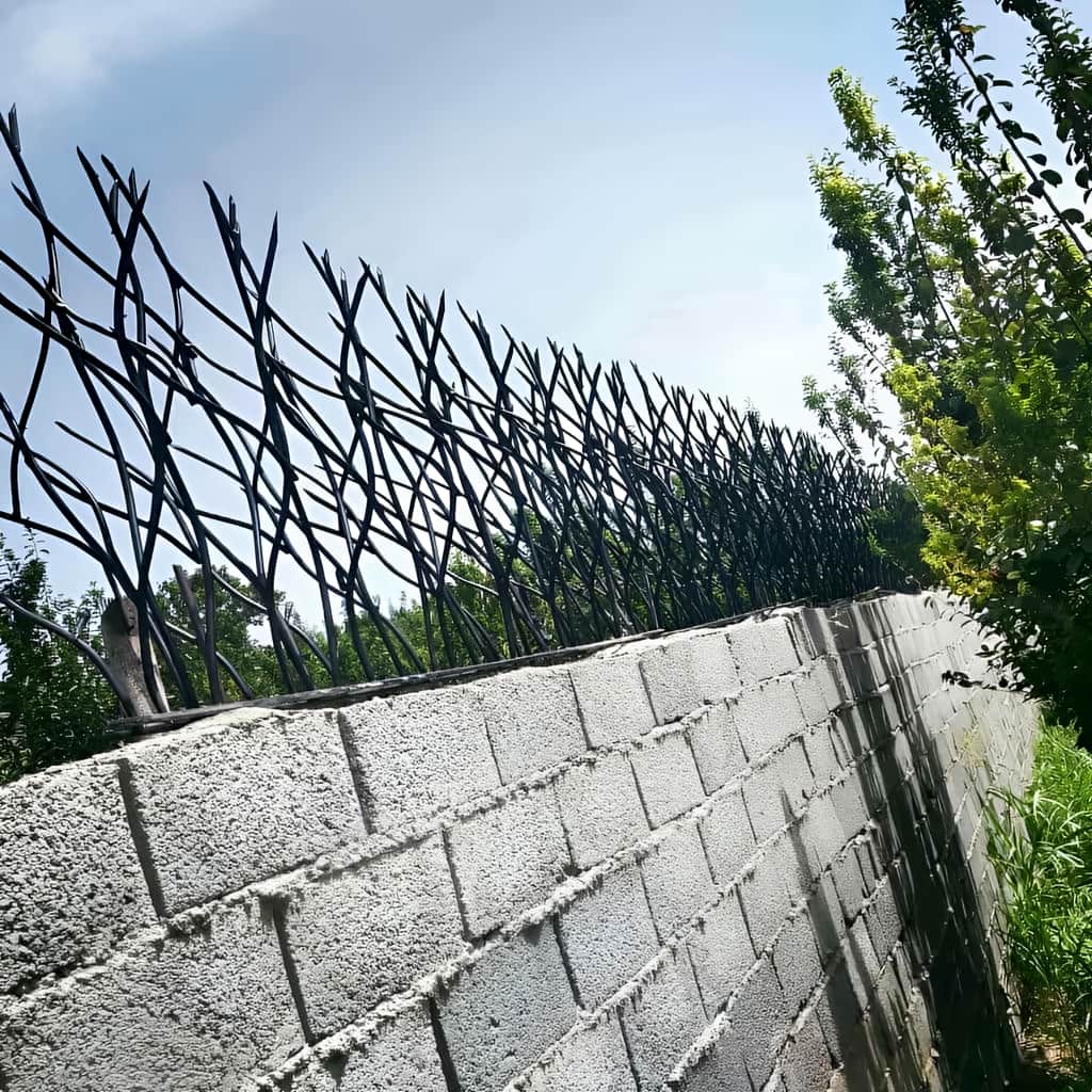 اتصال حفاظ فلزی با رنگ بادوام روی سطح کار