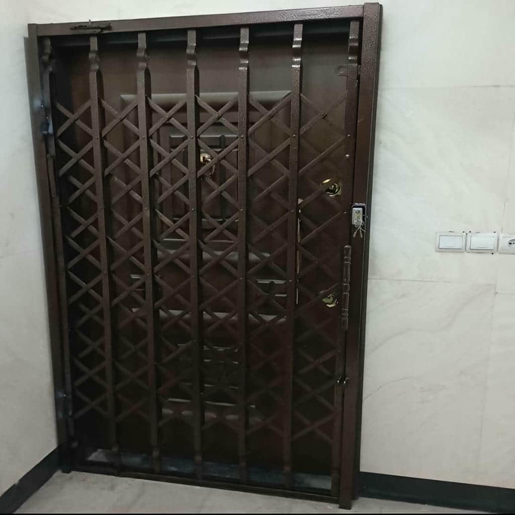 درب آکاردئونی در عظیمیه کرج