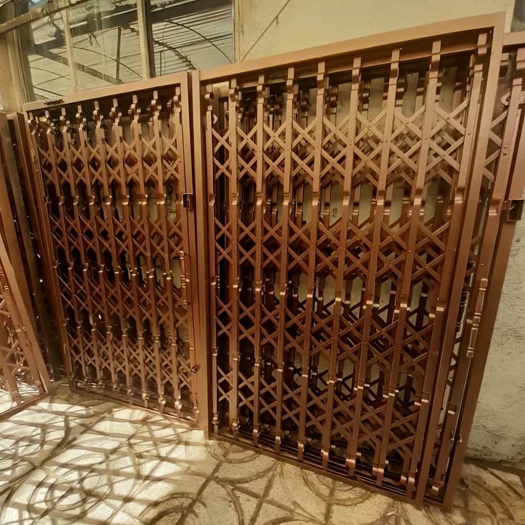 درب آکاردئونی با رنگ بادوام روی سطح فلز