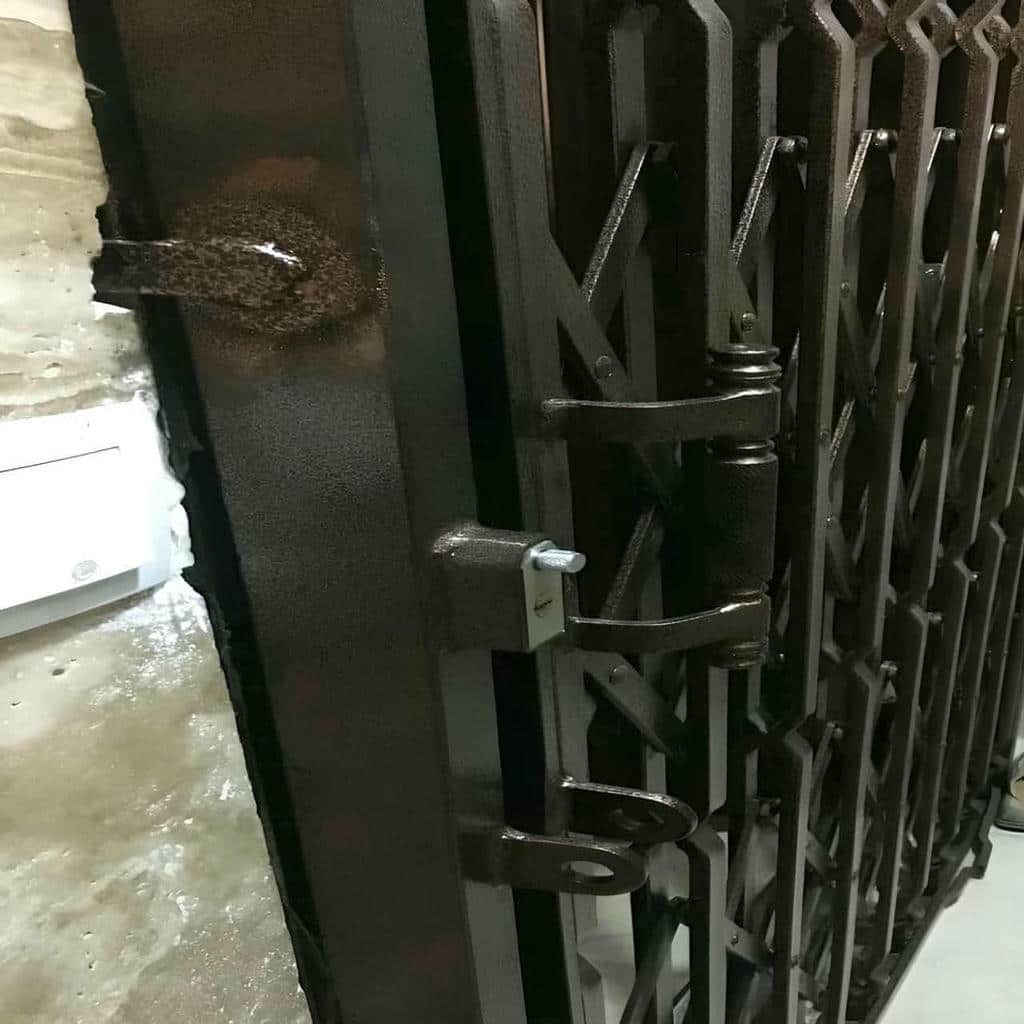 حفاظ پنجره با لولا دقیق در مدل بازشو