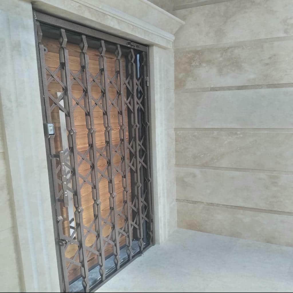 درب آکاردئونی با جوش دقیق در اتصالات