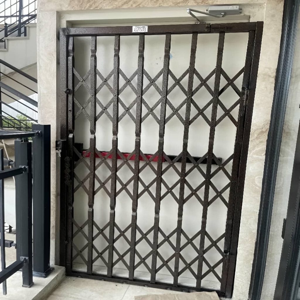 درب آکاردئونی فلزی در بندر لنگه