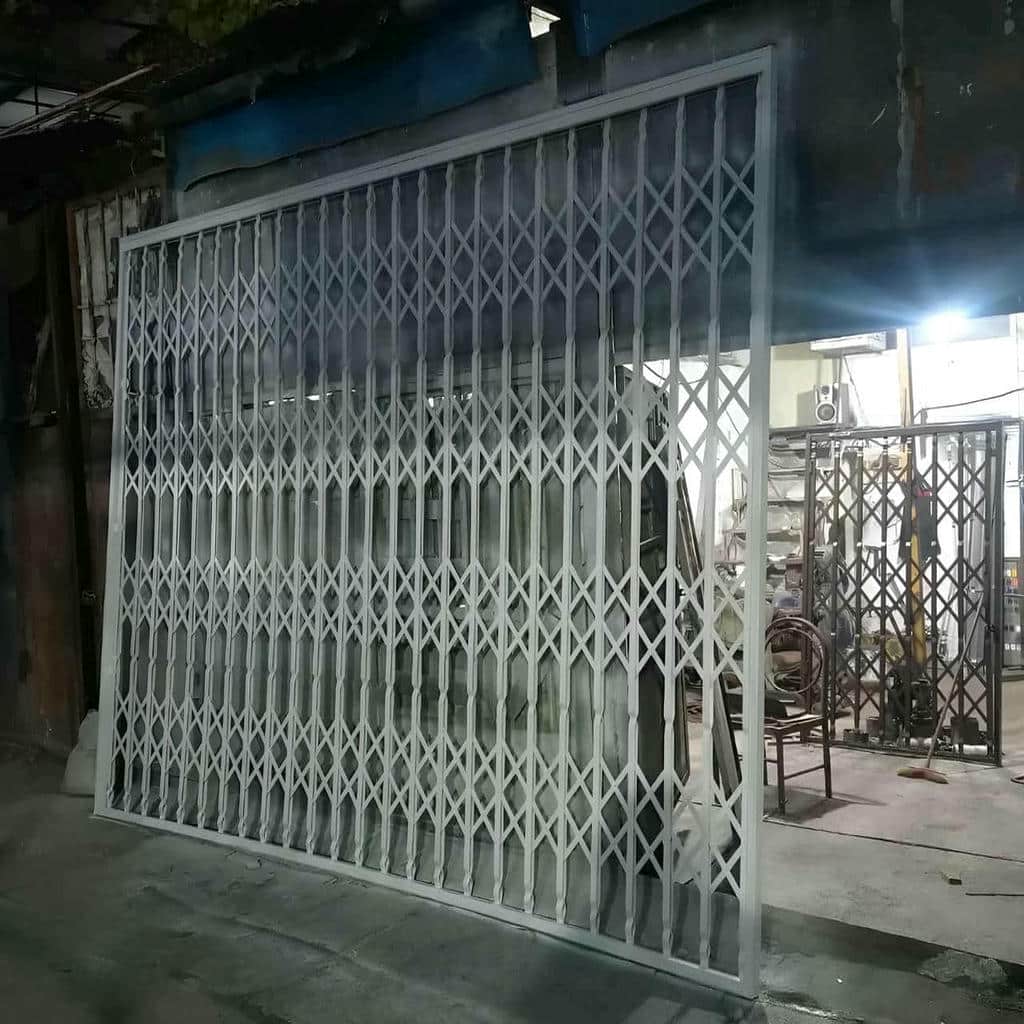 درب آکاردئونی فلزی در بندر بوشهر