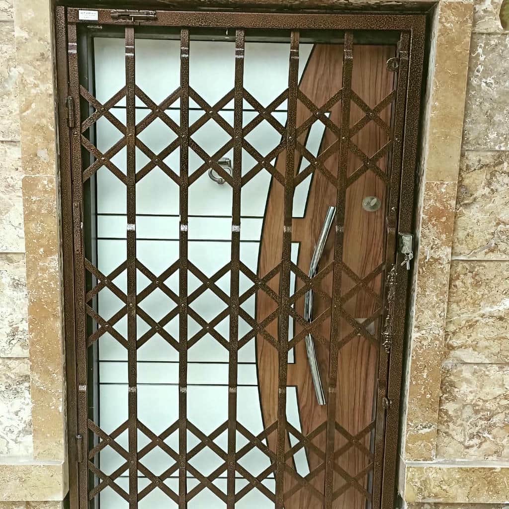 درب آکاردئونی فلزی با طرح تقویت شده بدنه