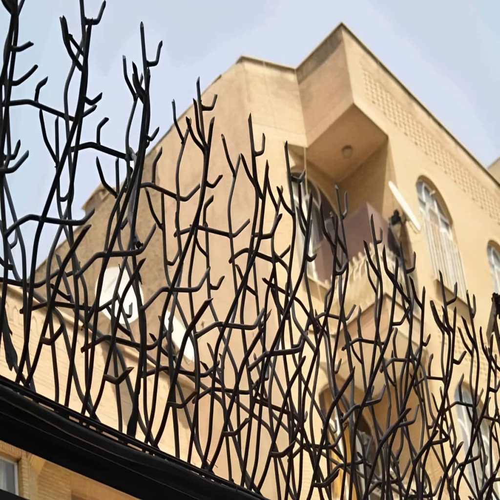 فروش حفاظ شاخ گوزنی روی دیوار در پرند