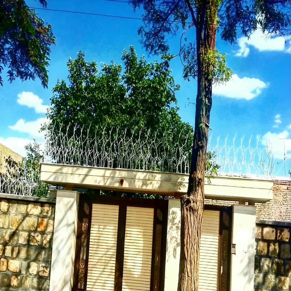 نصب حفاظ شاخ گوزنی آهنی روی دیوار در طالقان