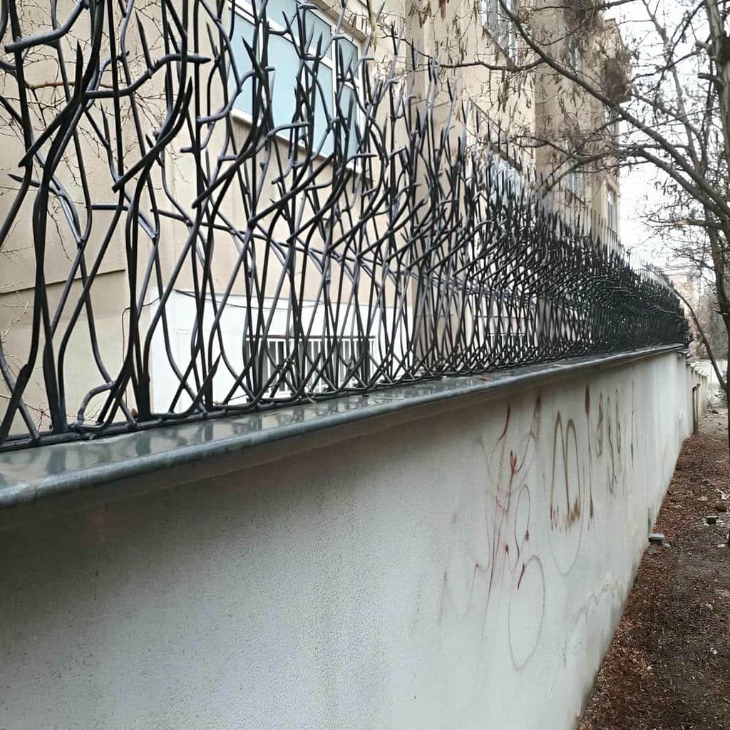 نصب حفاظ شاخ گوزنی آهنی روی دیوار در هشتگرد