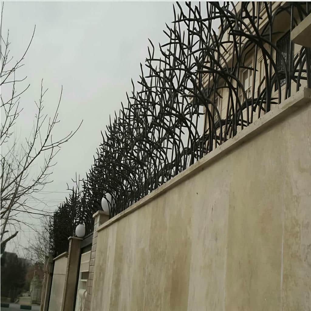 کارخانه حفاظ شاخ گوزنی روی دیوار در مهرشهر کرج