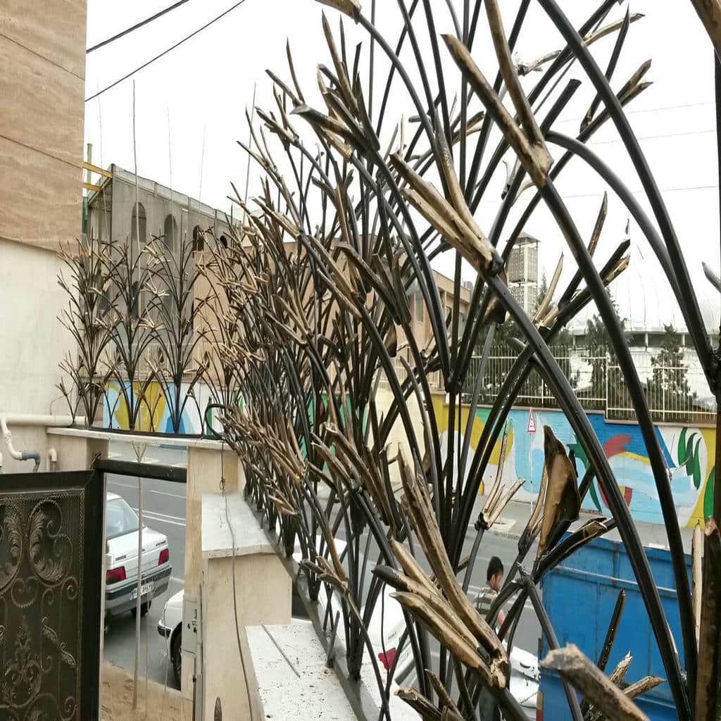 نصب حفاظ شاخ گوزنی آهنی روی دیوار در محمدشهر