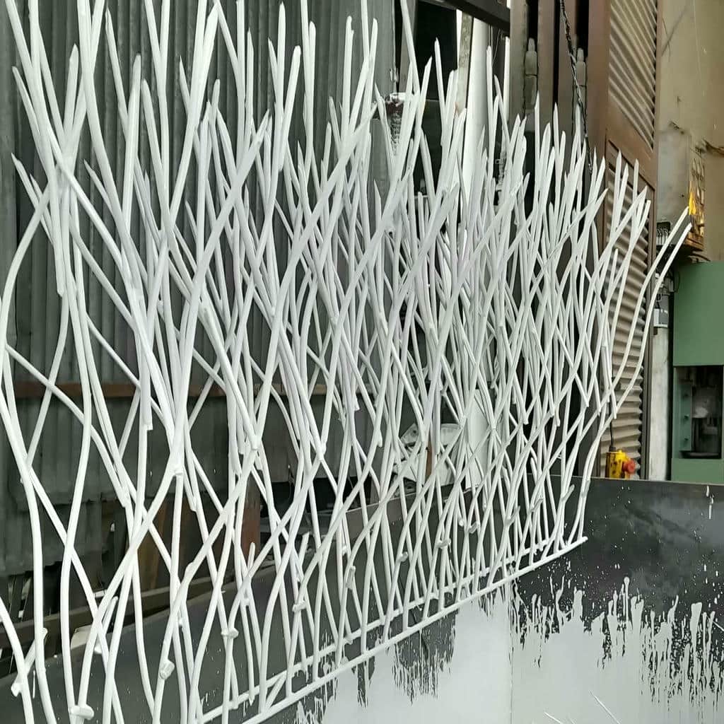 حفاظ مناسب خانه در زمان سفر با حفاظ شاخ گوزنی روی دیوار