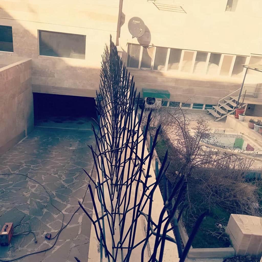 کارخانه حفاظ شاخ گوزنی آهنی روی دیوار در کیش
