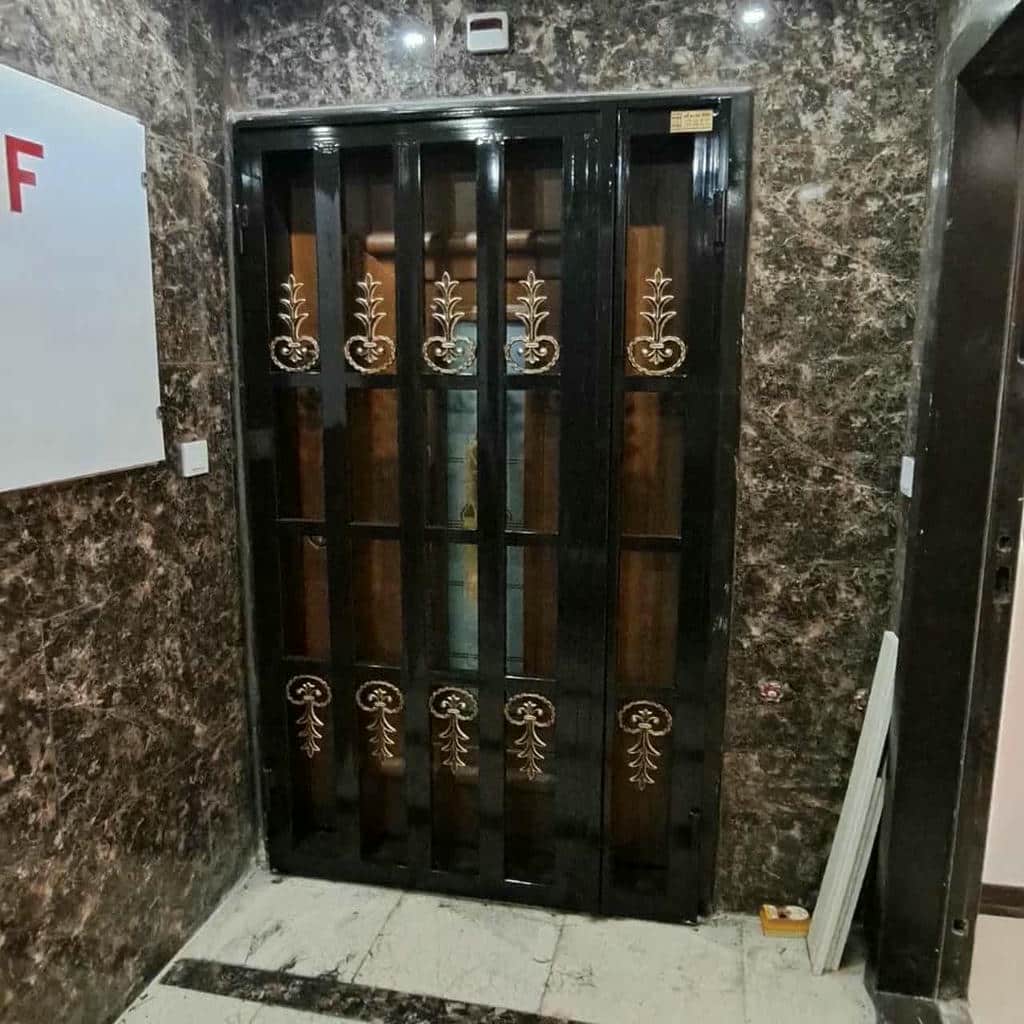 درب آکاردئونی ضد سرقت با رنگ مقاوم روی سطح فلز