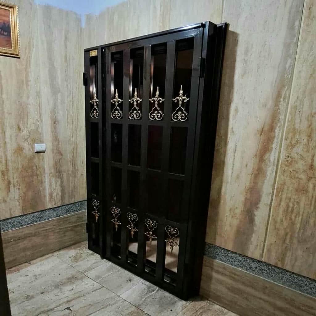 درب آکاردئونی ضد سرقت نصب شده روی درب اصلی آپارتمان