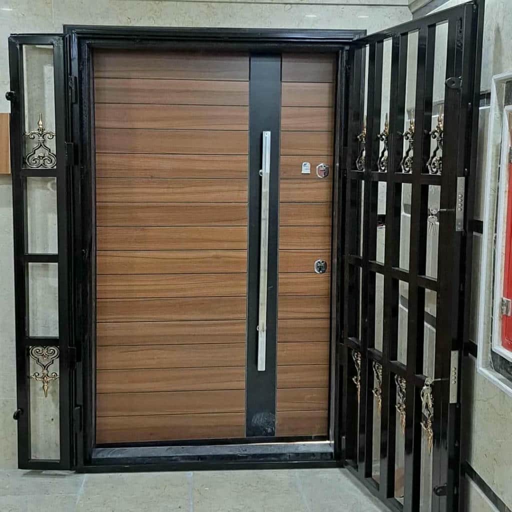 درب آکاردئونی ضد سرقت با ریل روان کنار چارچوب ورودی