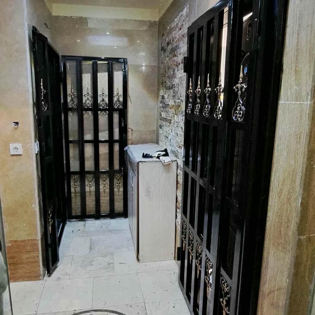 درب آکاردئونی با قفل ضد سرقت روی فریم