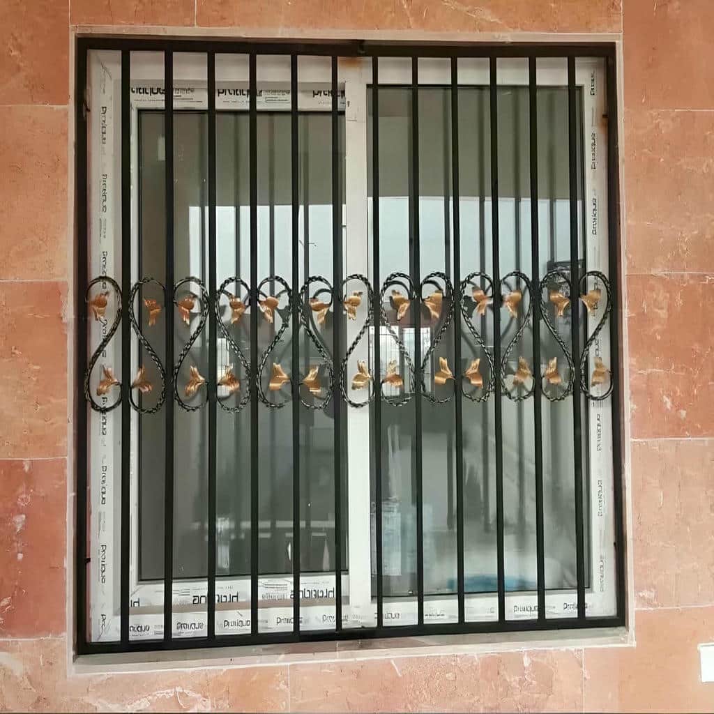 حفاظ پنجره فلزی با یراق مقاوم در محل