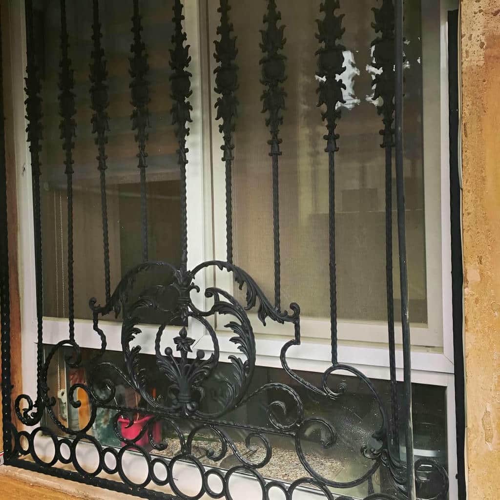 نصب حفاظ نرده پنجره آهنی در قشم