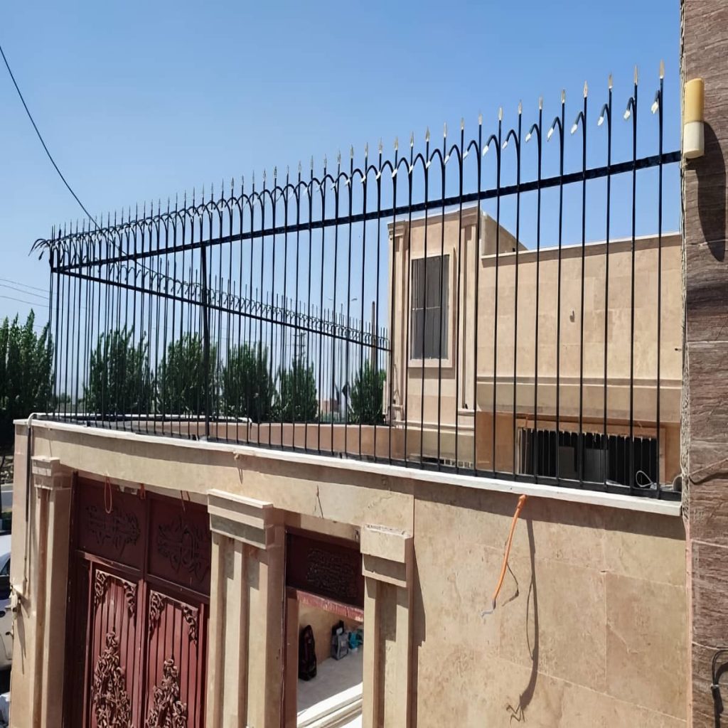 حفاظ سرنیزه ای با بدنه مقاوم روی دیوار