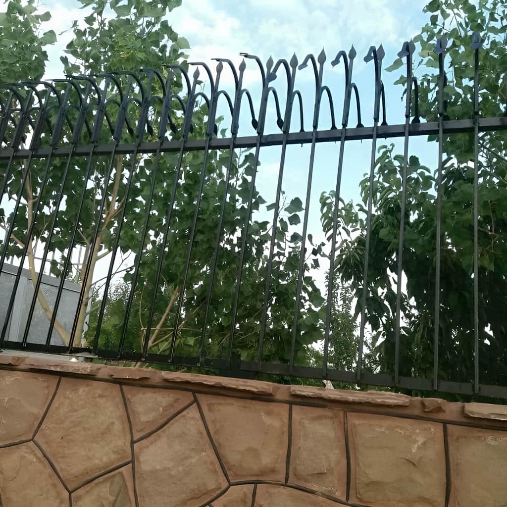حفاظ شاخ گوزنی و حفاظ سرنیزه ای با فرم بازدارنده روی دیوار