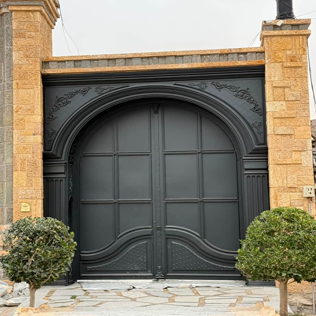کارخانه درب حیاط فرفورژه فرفورژه لوکس در سیرجان