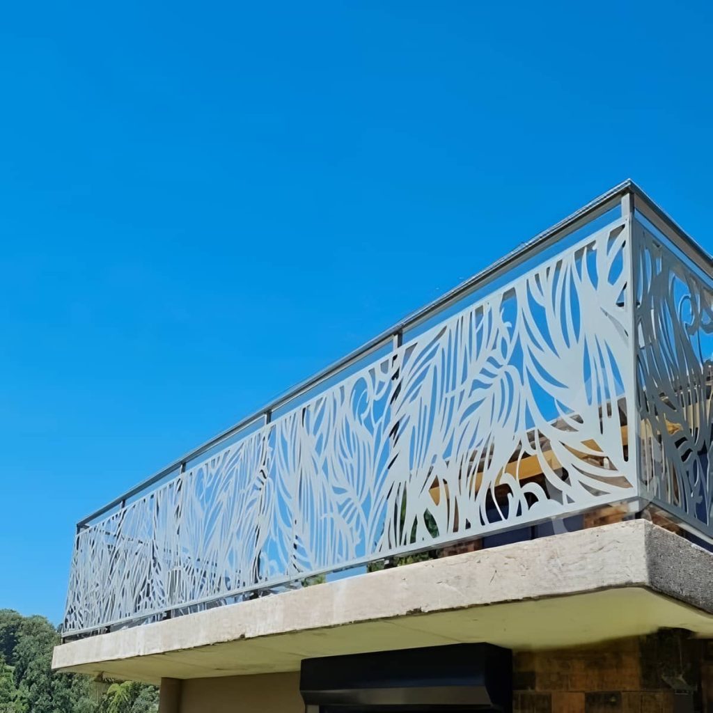 نصب حفاظ استیل برای بالکن و نمای ساختمان