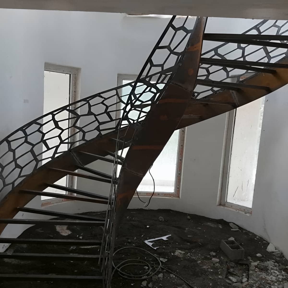 نرده CNC فلزی با جوشکاری منظم در گوشه فریم