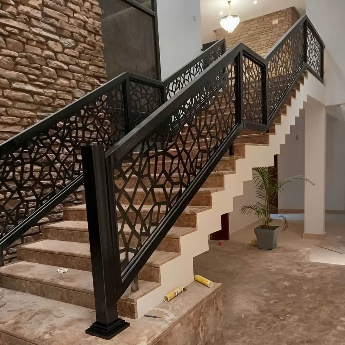 نرده CNC فلزی با الگوی هندسی برای نمای مدرن