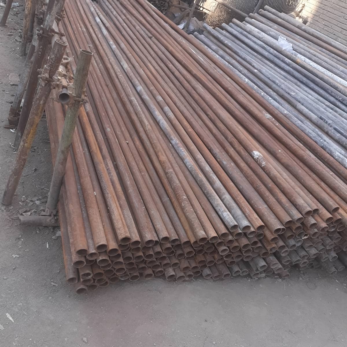 لوله داربست دست دوم با خمیدگی بررسی شده