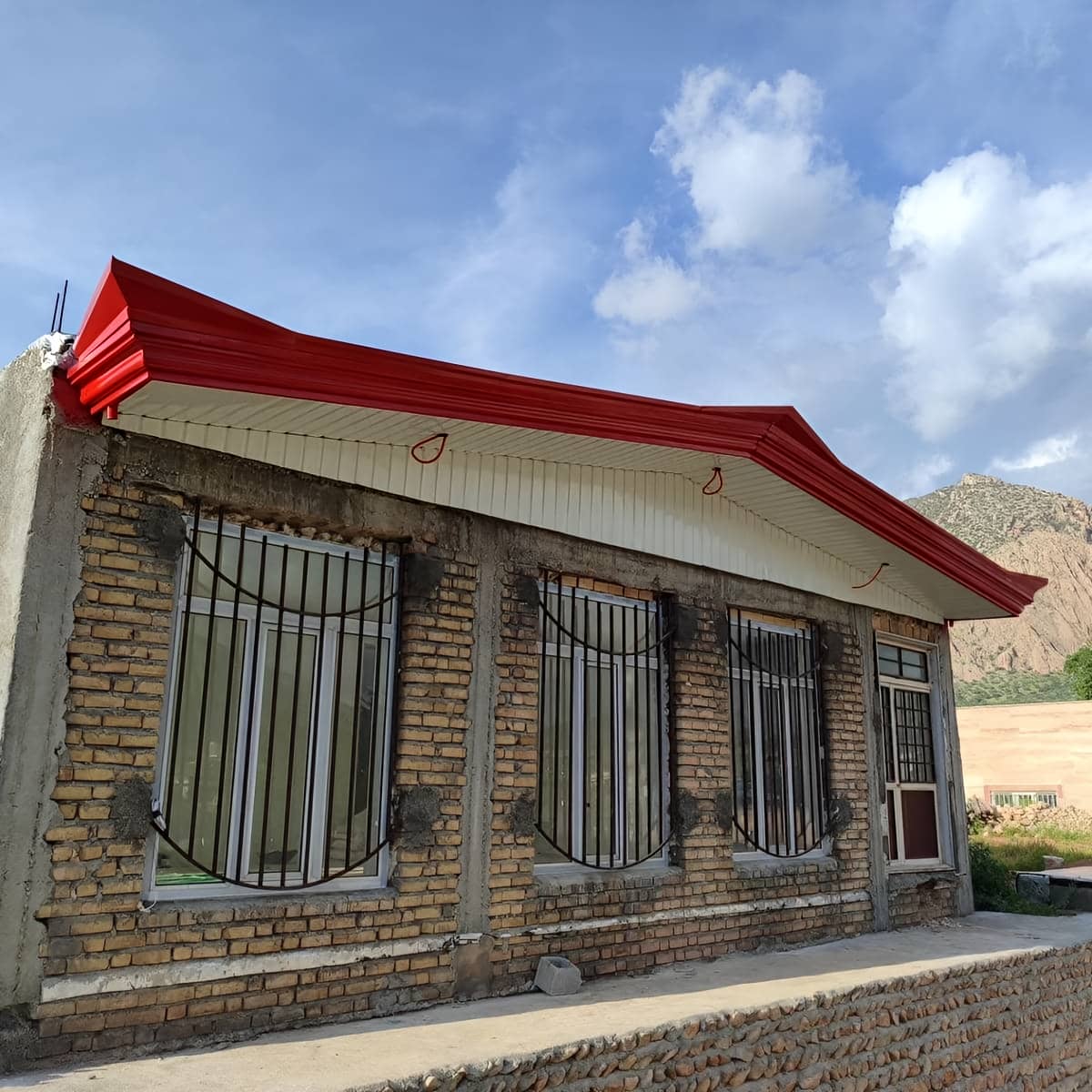 آردواز سقف شیبدار با آب بندی دقیق در محل درزها