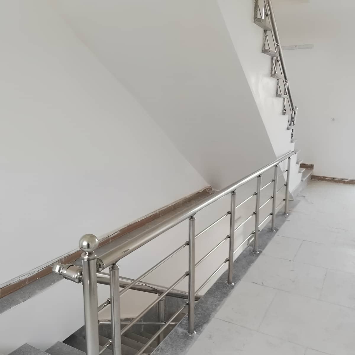 نرده استیل سفارشی مدرن با هندریل صاف و خوش دست