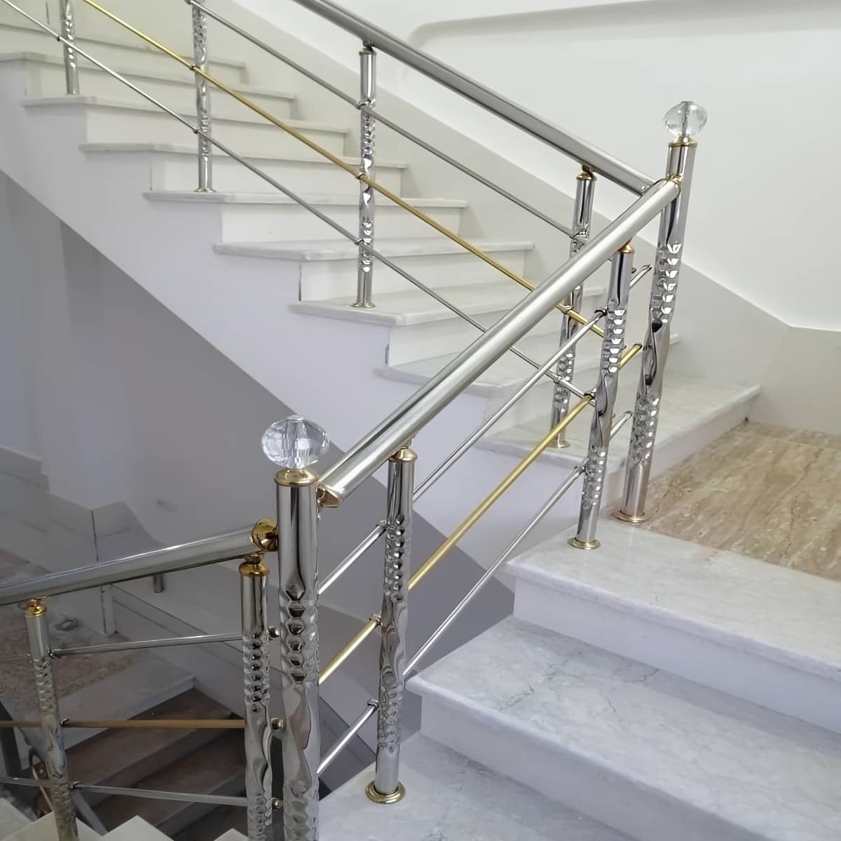نرده استیل سفارشی مدرن با رنگ طلایی و سطح براق