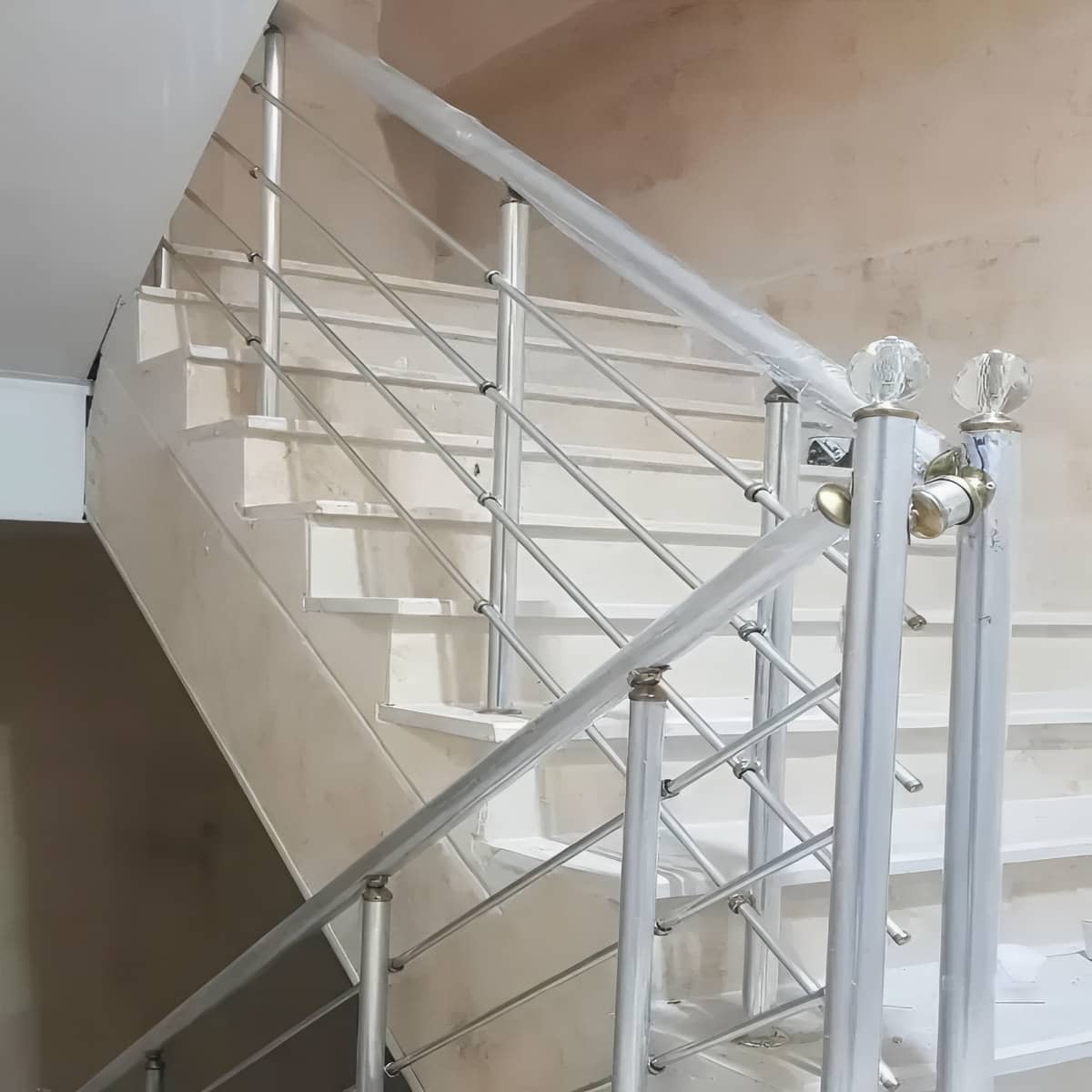 نرده استیل سفارشی مدرن با ترکیب چوب و فریم فلزی