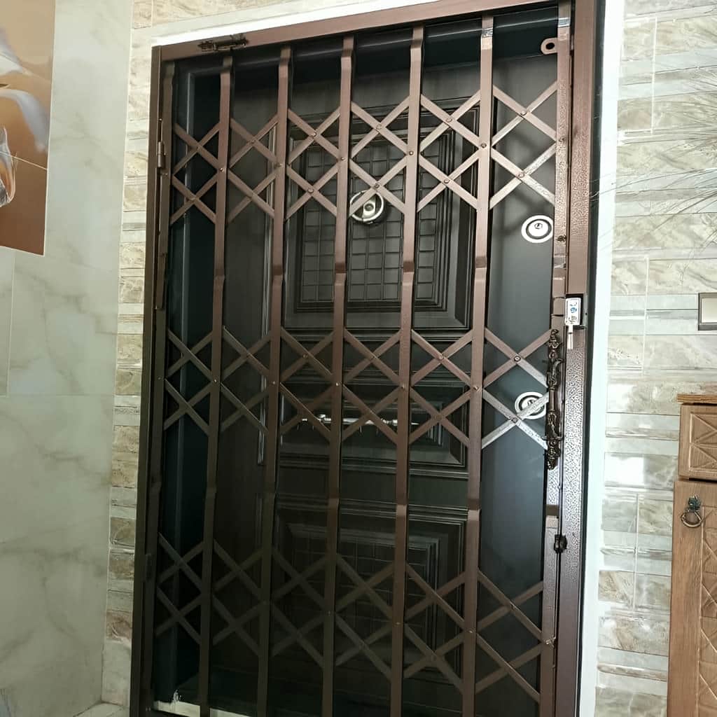 اجرای درب آکاردئونی سه گل تسمه با قفل کتابی