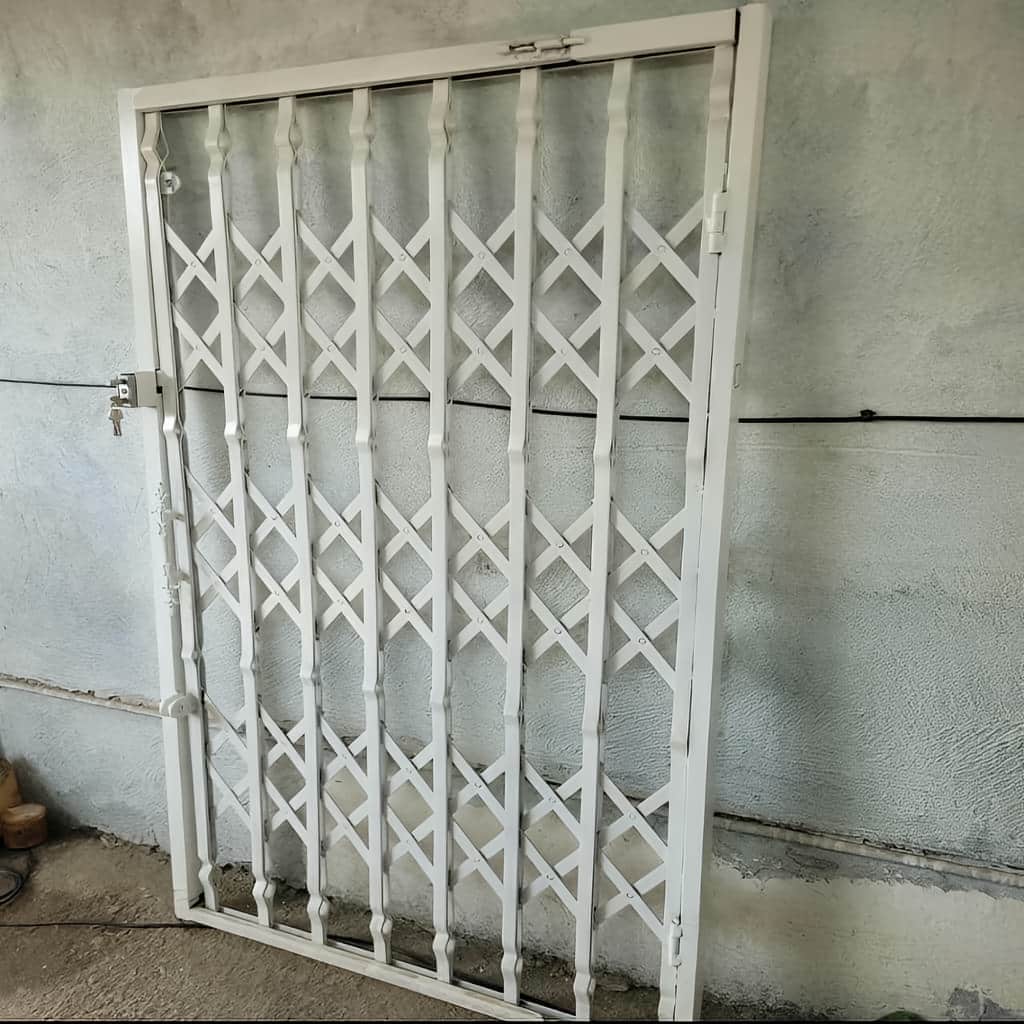نصب درب آکاردئونی سه گل تسمه برای ورودی مسکونی