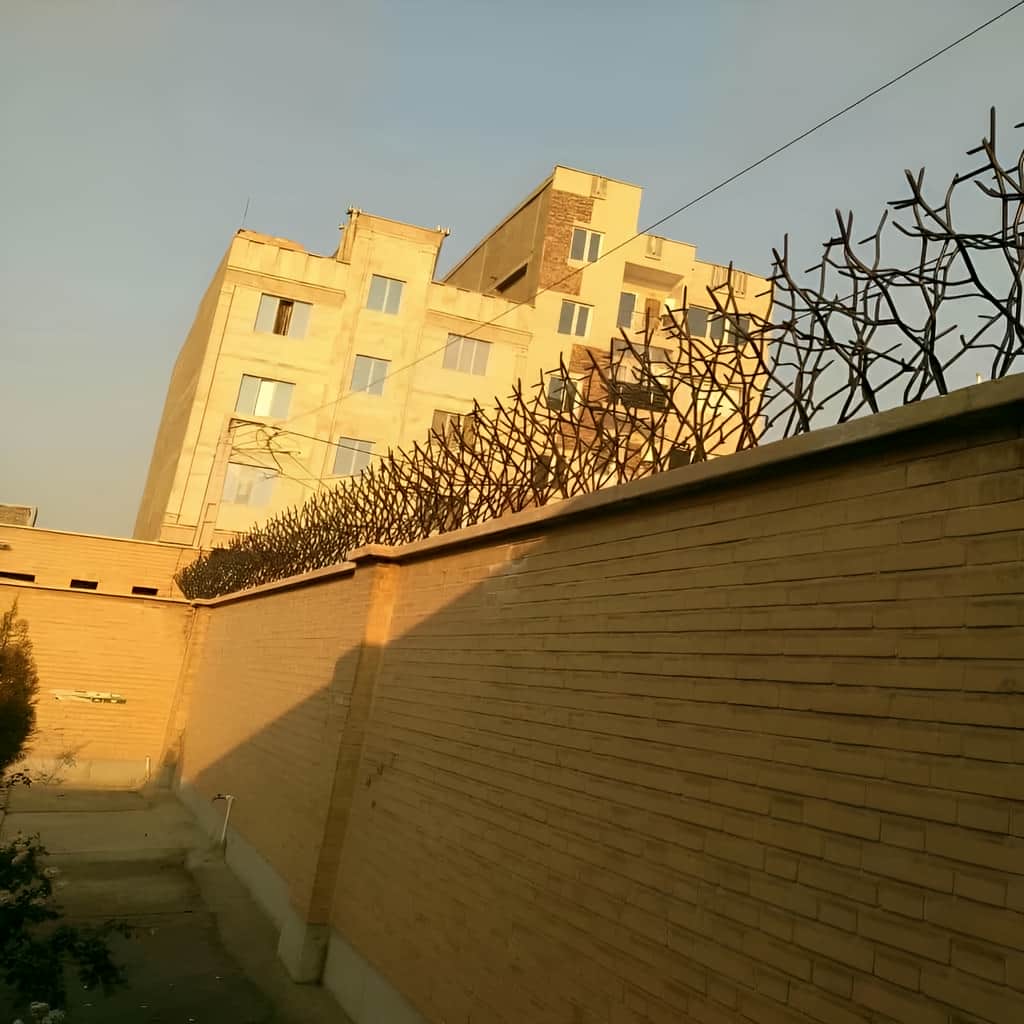 اجرای حفاظ آبشاری روی دیوار سنگی مدل سه‌پله