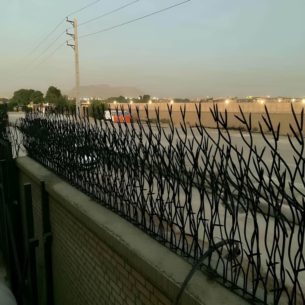 سفارش حفاظ دیوار کوتاه حیاط طرح بوته‌ای
