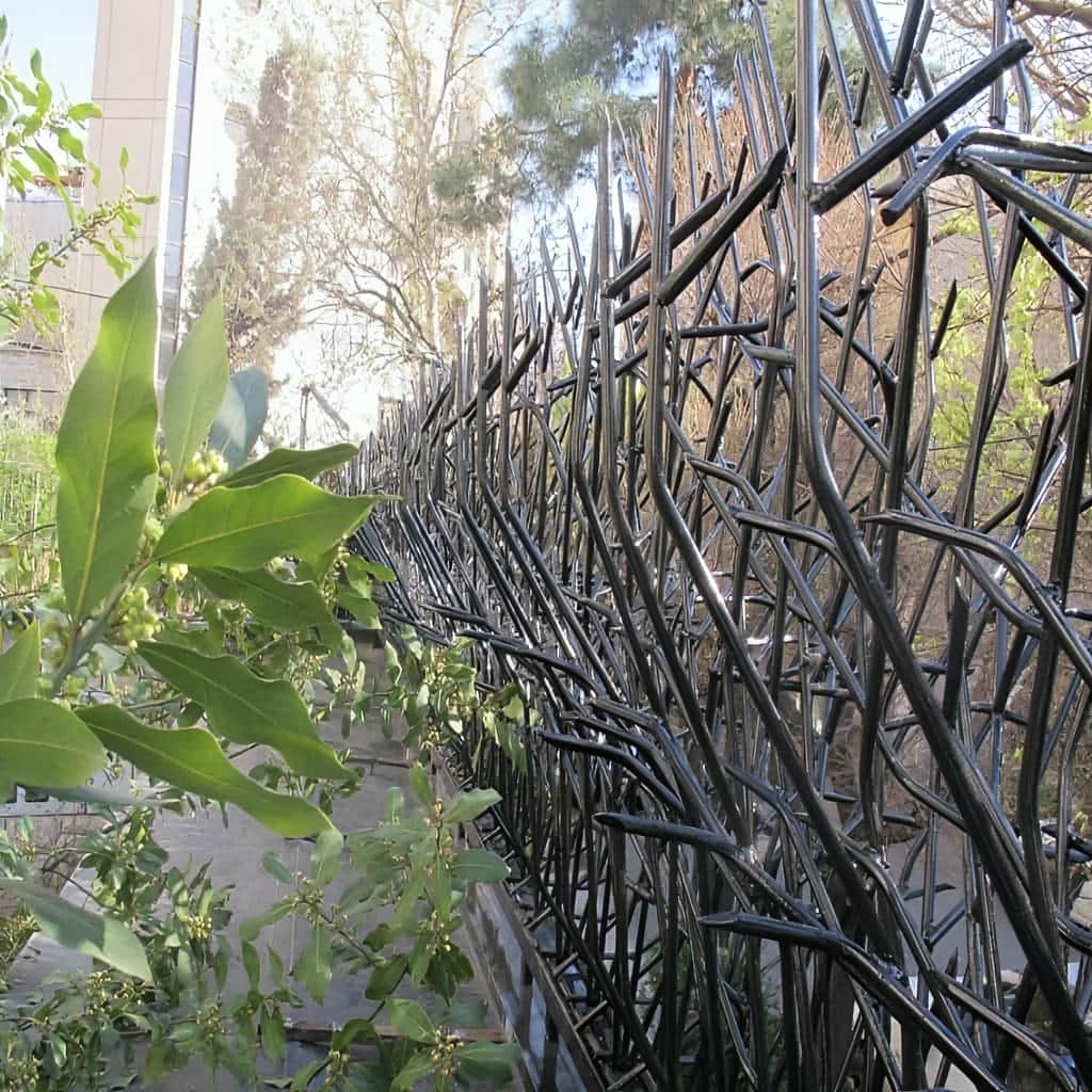 سفارش حفاظ روی دیوار حیاط مسکونی طرح بوته‌ای