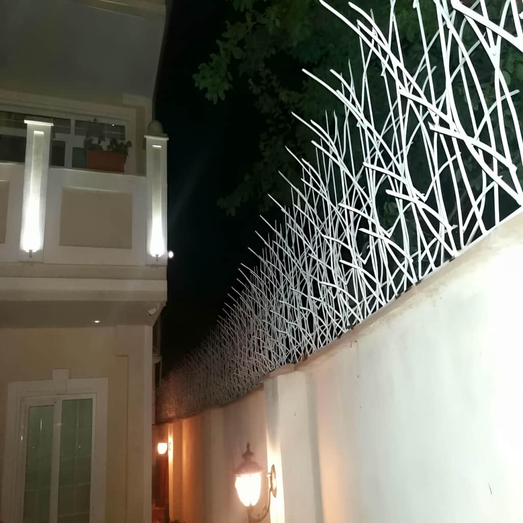 ساخت حفاظ روی دیوار حیاط مسکونی طرح نیزار