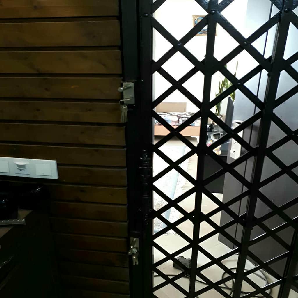 8 نمونه درب آکاردئونی مدرن مشکی ورودی اداری