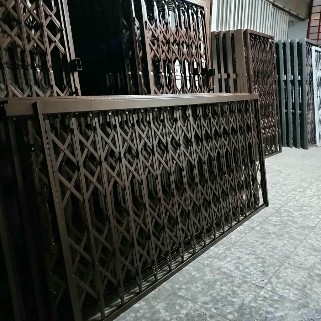 نصب حفاظ آکاردئونی چهار گل با ریل روان نصب حفاظ آکاردئونی چهار گل با ریل روان