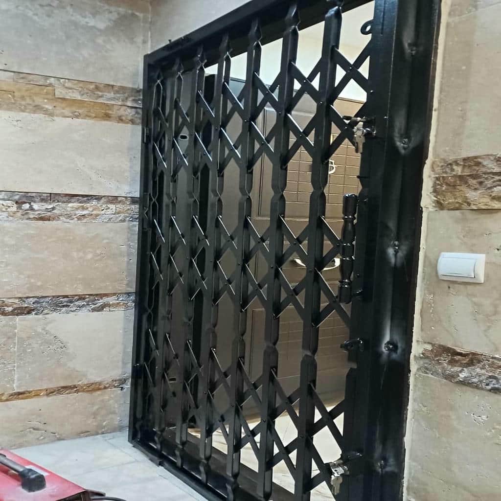 نصب درب آکاردئونی سفید طلایی پنج‌گل