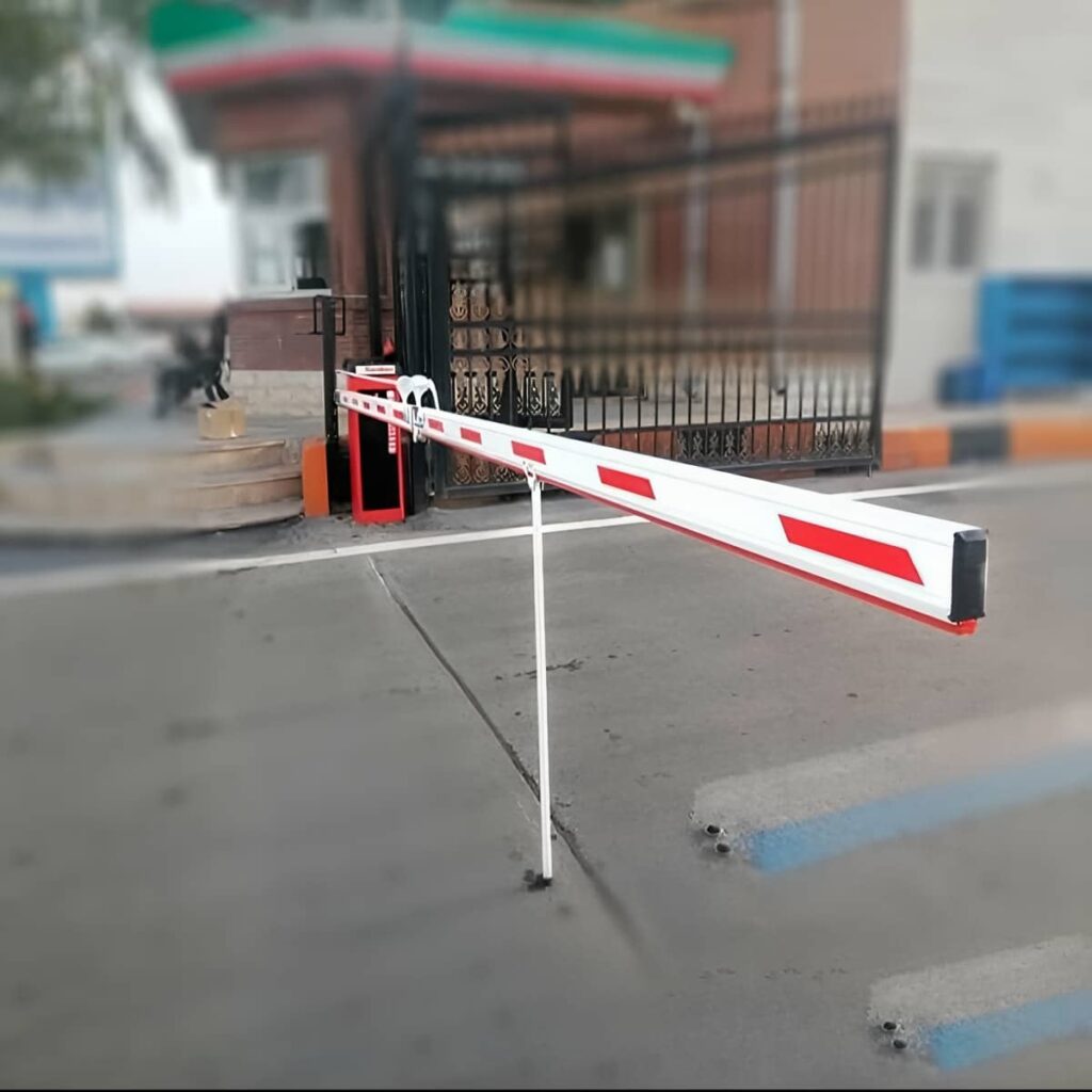 نصب راهبند صنعتی بازوی بلند با فونداسیون مناسب نصب راهبند صنعتی بازوی بلند با فونداسیون مناسب