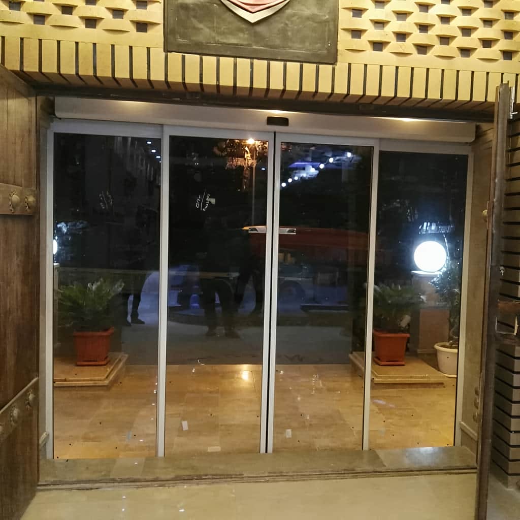 خرید درب اتوماتیک شیشه‌ای کم‌صدا موتور آرام کشویی