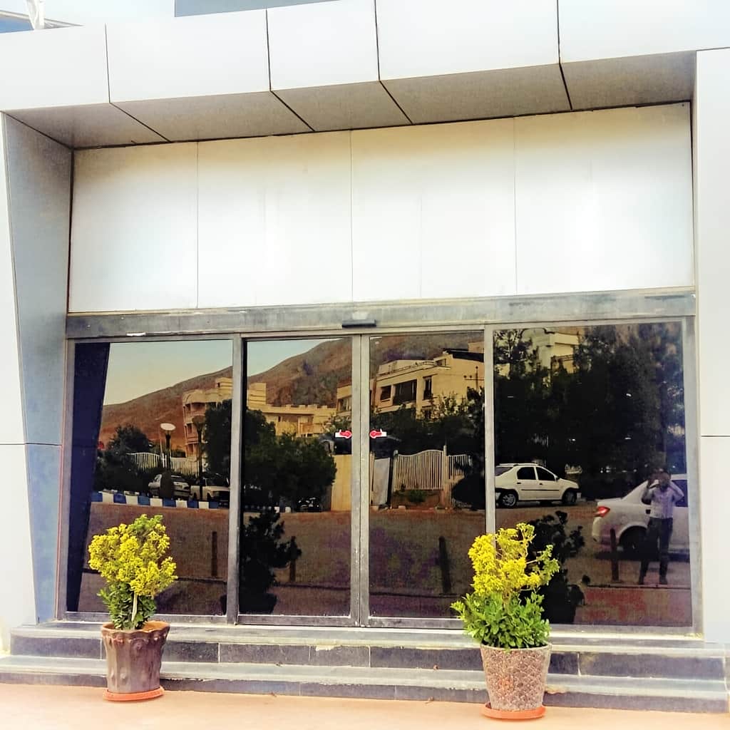 خدمات نصب درب شیشه‌ای سکوریت اتوماتیک ورودی